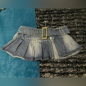 Mini denim pleated skirt with gold buckle belt